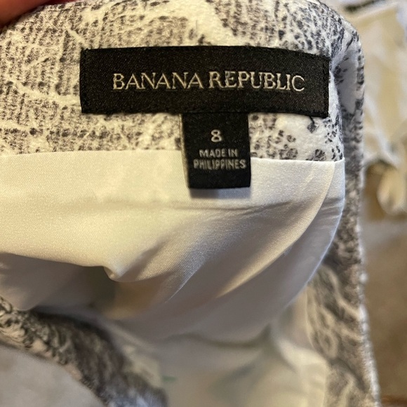 Banana Republic Pleated Mini Skirt in Winter Print Size: 8 - Picture 10 of 12